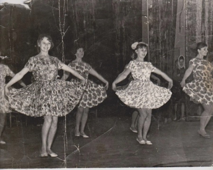 Віра Михайлівна у ансамблі. 6 клас.