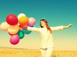 Ось короткий опис (Alt-текст) для цієї картинки, який підійде для використання в коді вашого сайту або в соціальних мережах:  Alt-текст: Молода усміхнена жінка в білому одязі йде по пшеничному полю під ясним блакитним небом, тримаючи оберемок різнокольорових повітряних кульок. Зображення символізує свободу, радість та гарний стан психічного здоров'я.